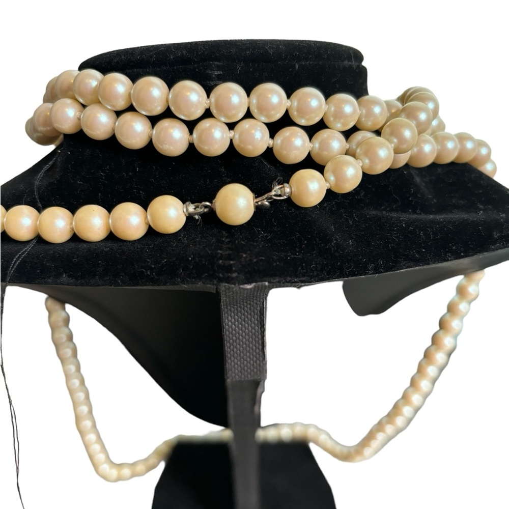 Vintage faux pearl necklace. In good condition. Cream like color. 30” long - Picture 2 of 4